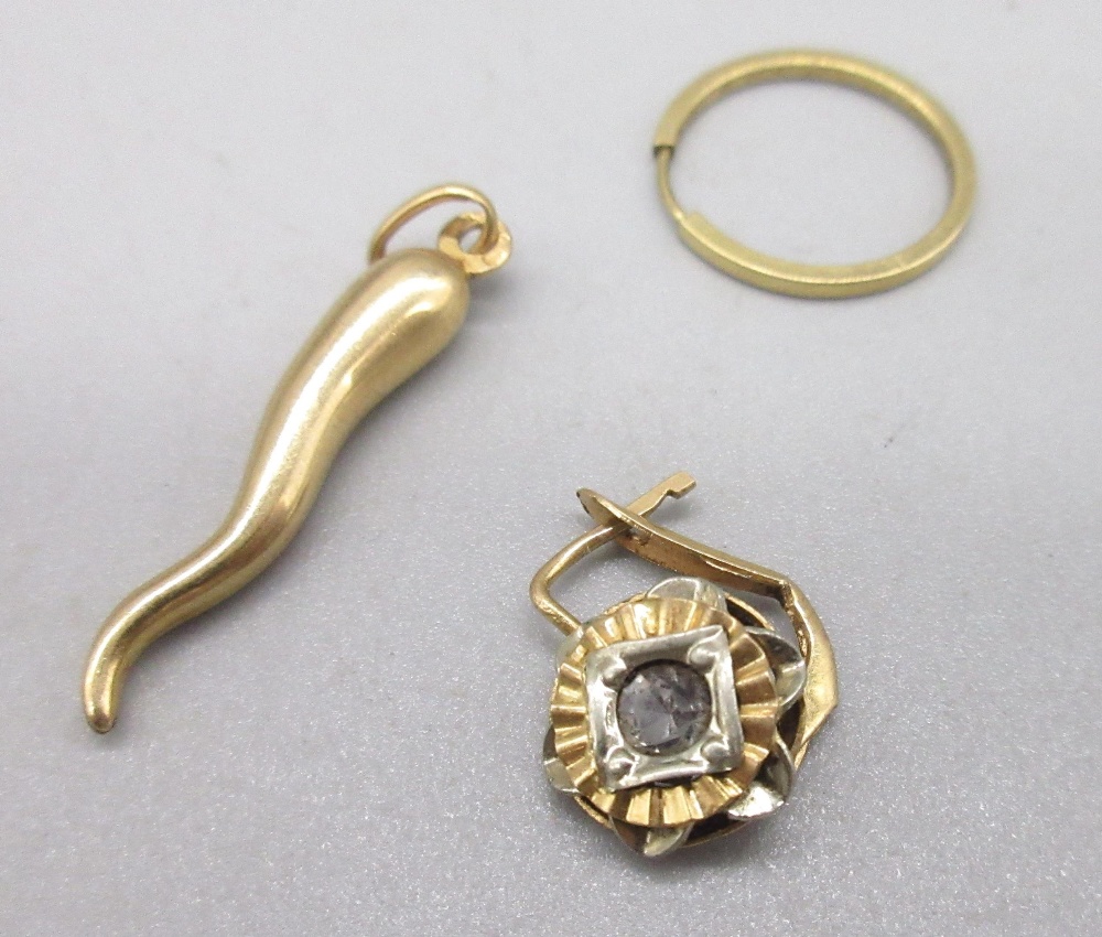 18ct yellow gold Italian horn Corno evil eye charm, stamped 750, and other scrap 18ct gold, 3.3g (