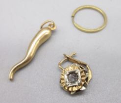 18ct yellow gold Italian horn Corno evil eye charm, stamped 750, and other scrap 18ct gold, 3.3g (