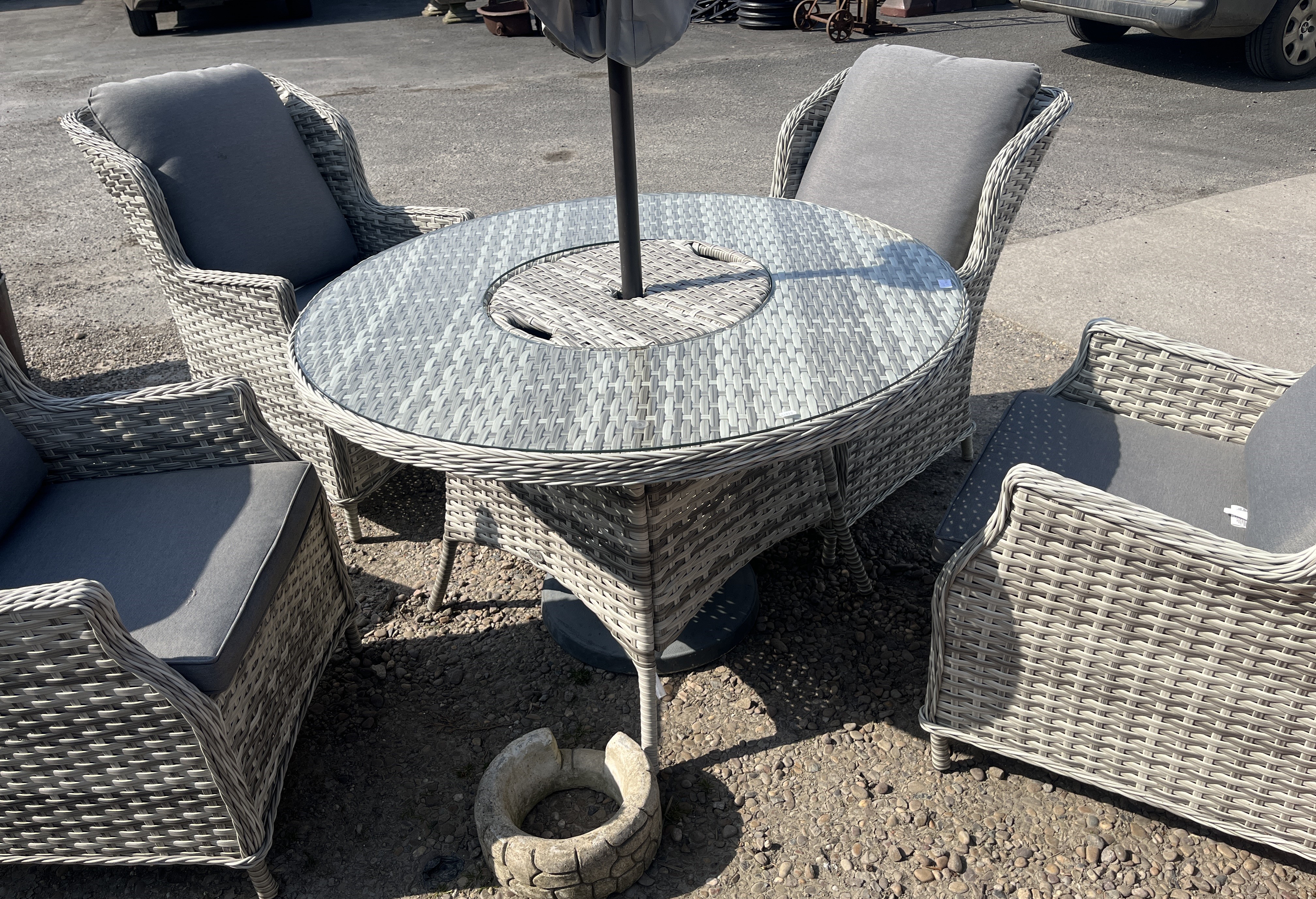 Rattan patio set comprising of large circular table with glass top and central reservoir, 4 matching - Image 2 of 2