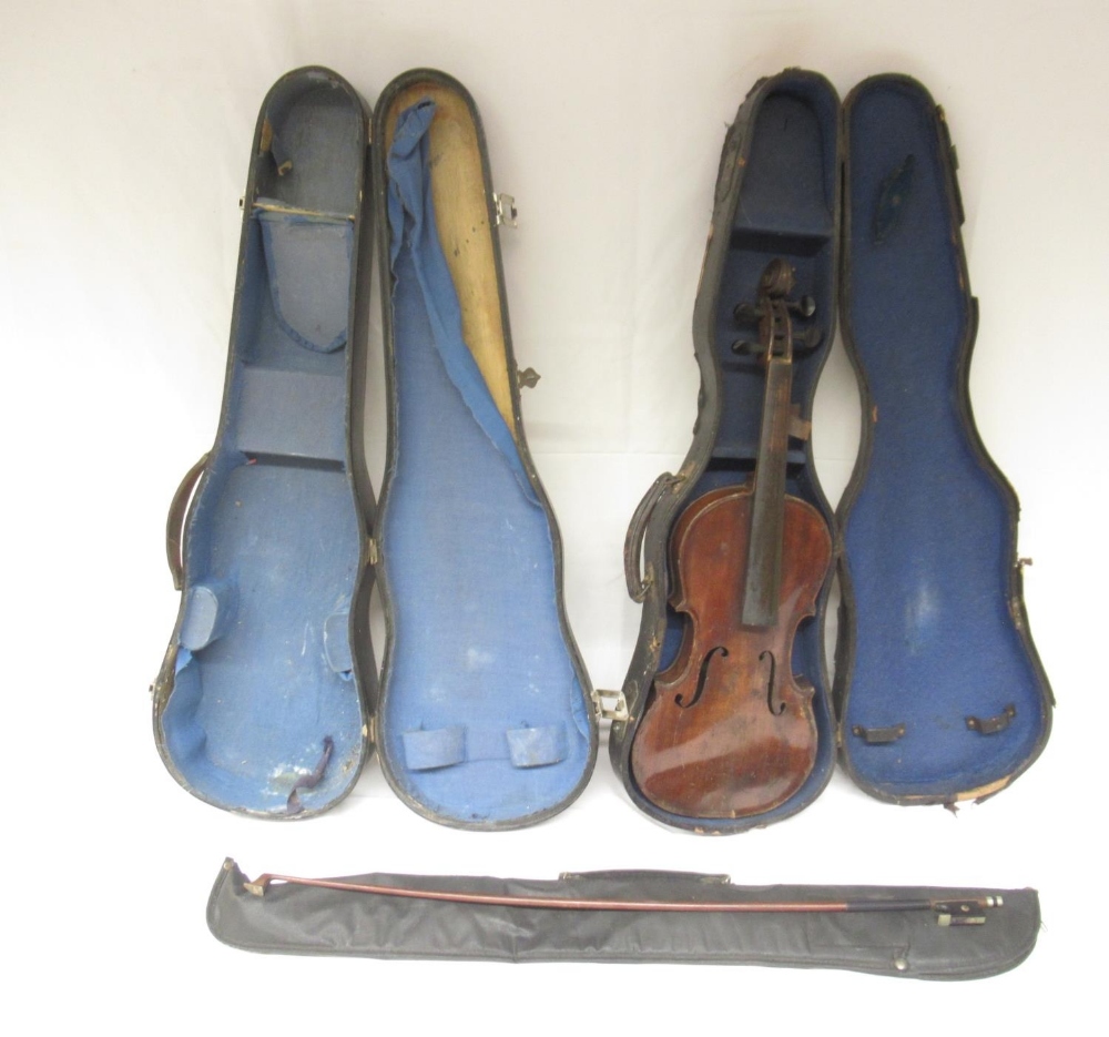 Assorted collection of Violins, cases and bows in various needs of repair and attention. (Victor - Bild 2 aus 10