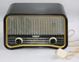 Murphy circa 1950s Bakelite radio. Original plastic grill with undamaged speaker cloth. Buttons