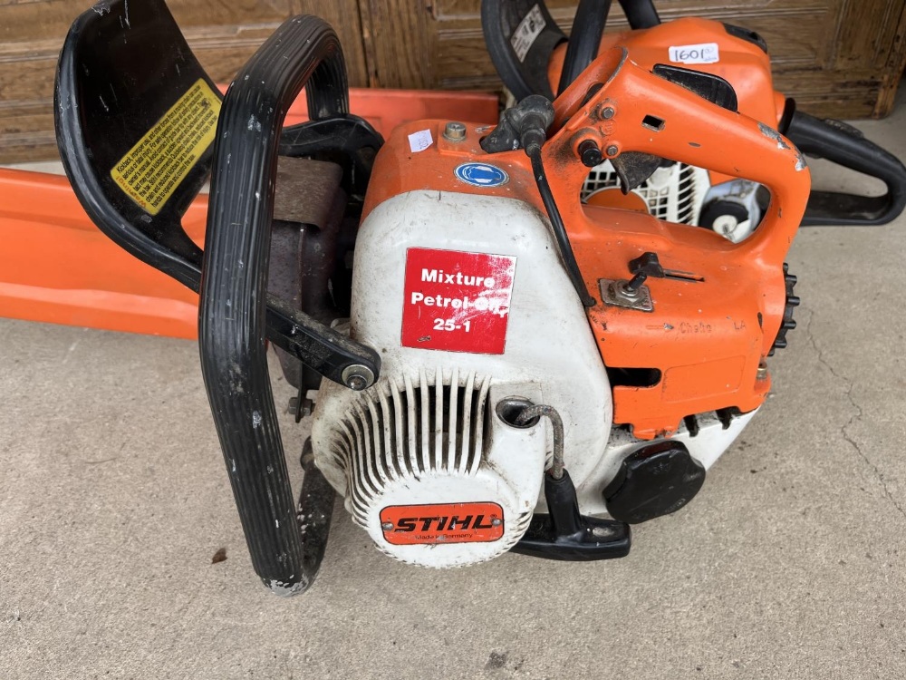 Pair of STIHL petrol chainsaws, A/F - Bild 2 aus 3