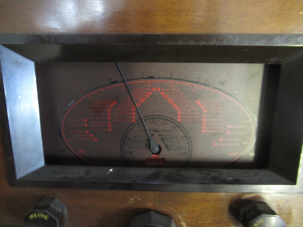 1936 Marconi model 556 domestic radio, Bakelite buttons, original metallic grill and wooden - Image 5 of 5