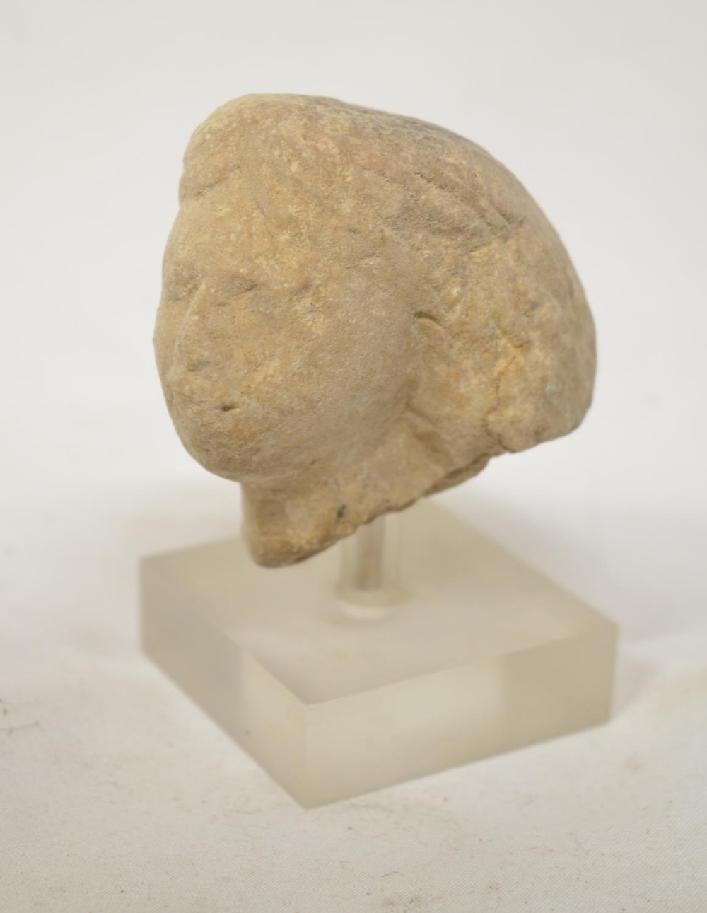 Modern reproduction green coloured female Egyptian style head (H23cm), a smaller and ancient - Bild 3 aus 5