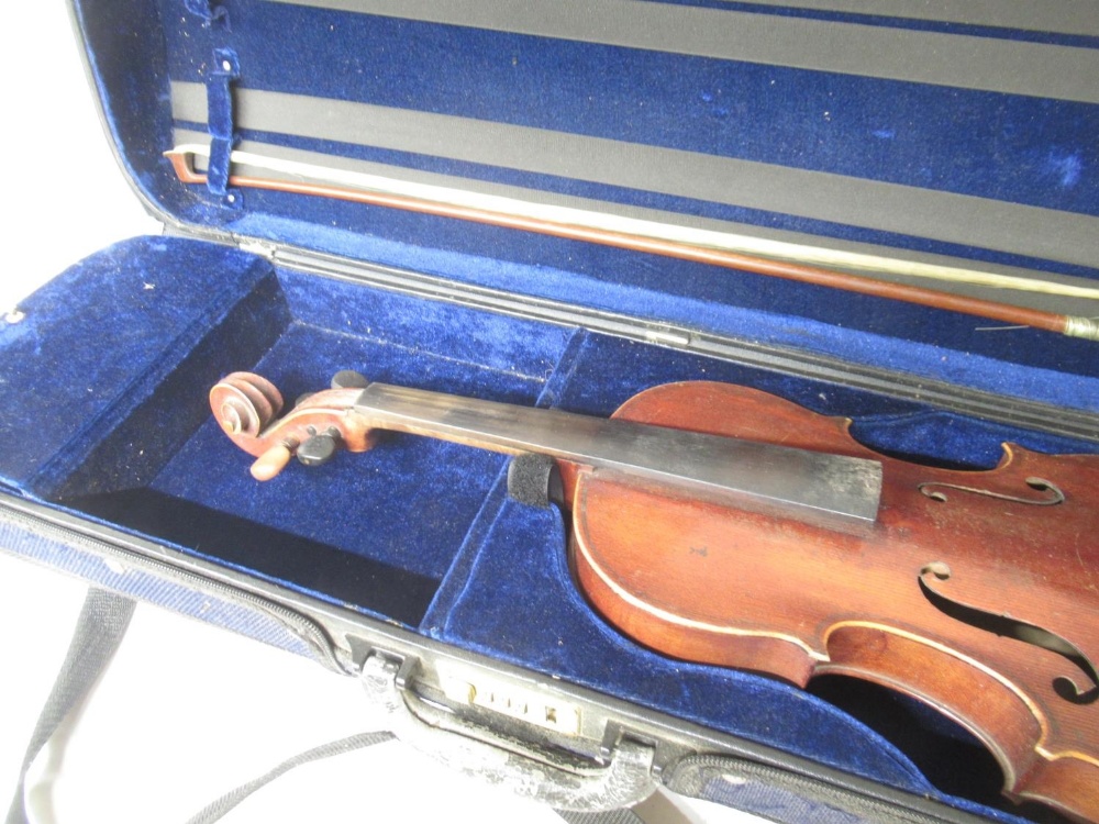 Assorted collection of Violins, cases and bows in various needs of repair and attention. (Victor - Bild 6 aus 10