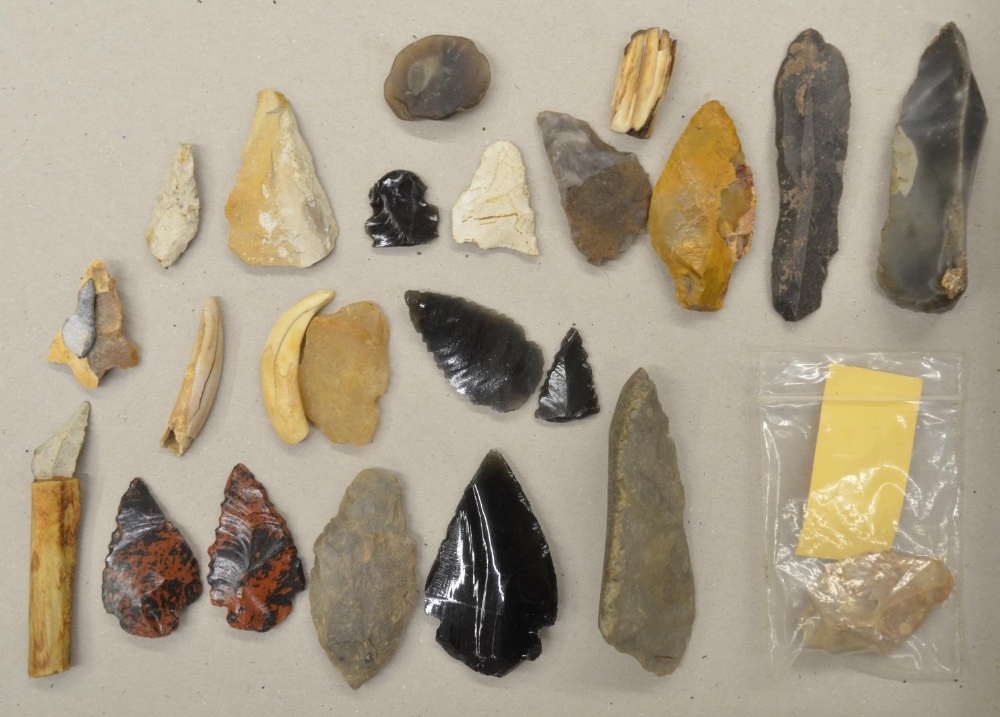 Collection of neolithic stone and flint arrow heads and other items (Victor Brox collectio - Image 5 of 6