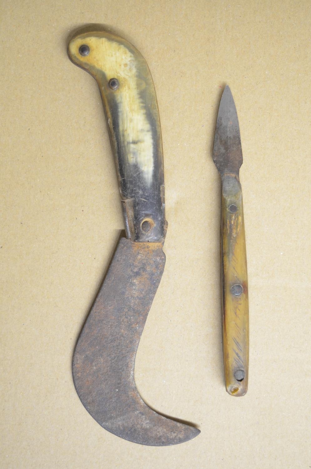 Collection of historical knives to include a Spanish dress dagger, African tribal knife with horn - Image 2 of 5