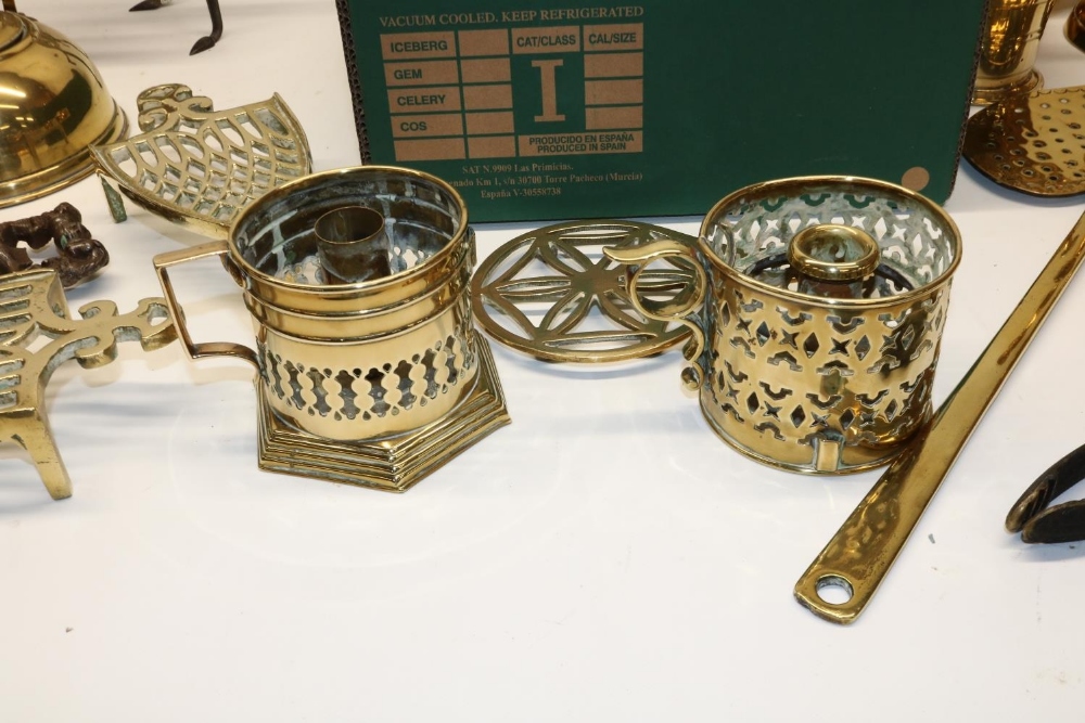 Collection of brassware, incl. a large jam pan, trivets, candlesticks, etc. (qty) - Image 3 of 4