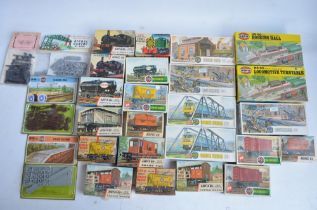 Collection of OO/HO gauge railway plastic model kits from Airfix, mostly unbuilt to include 2x 0-4-0