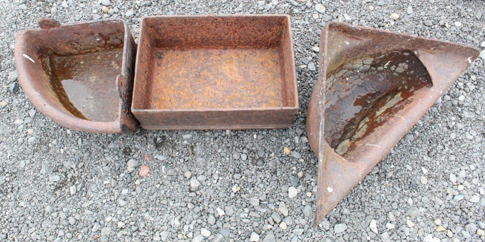 Cast iron rectangular trough 56cmx 40cmx23cm. Two cast iron corner feeding troughs, with tether - Image 2 of 2