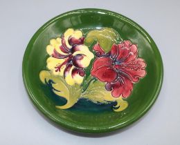 Moorcroft Pottery, Hibiscus pattern plate, D22cm