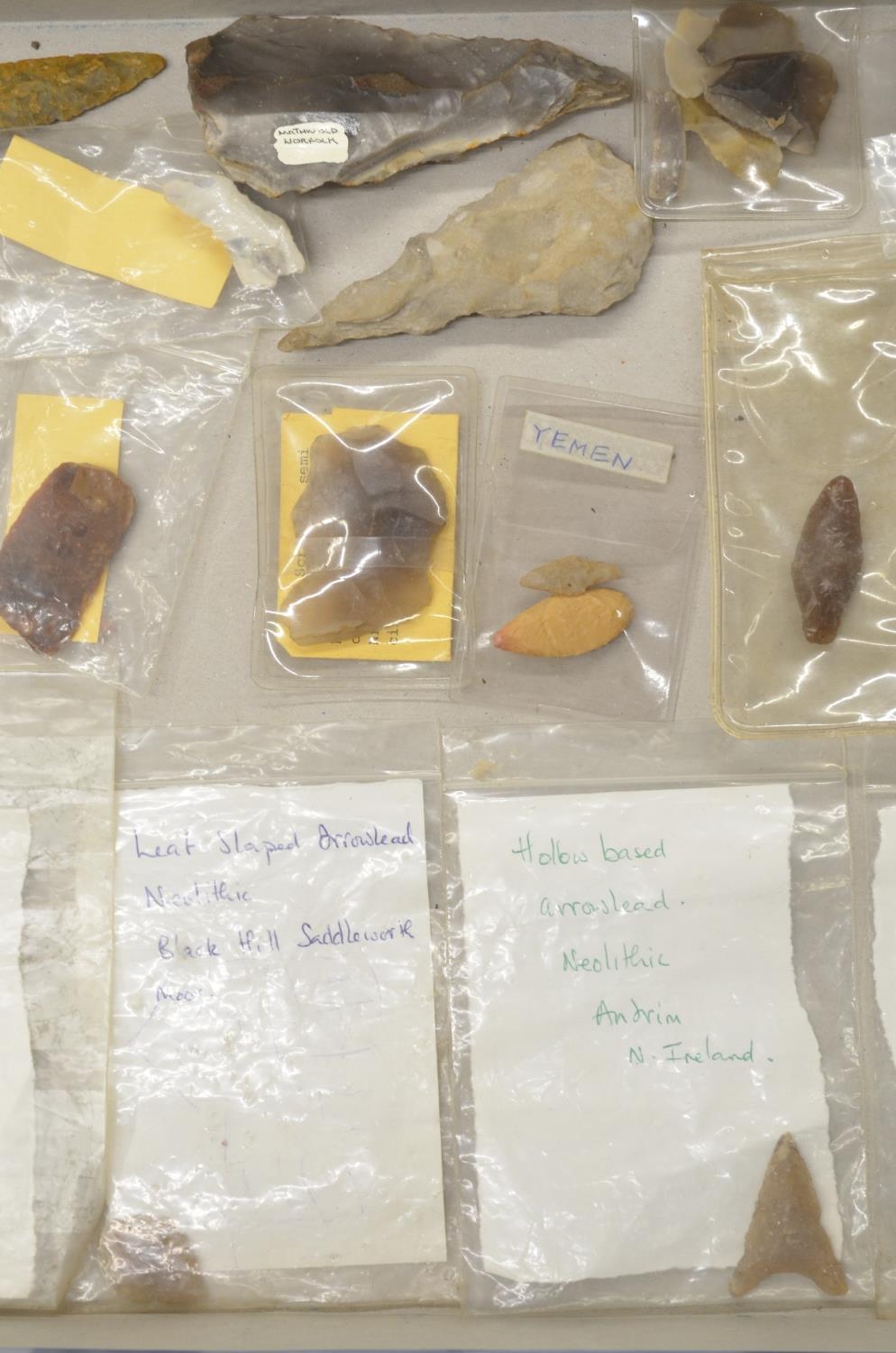Collection of neolithic stone and flint arrow heads and other items (Victor Brox collectio - Image 3 of 6