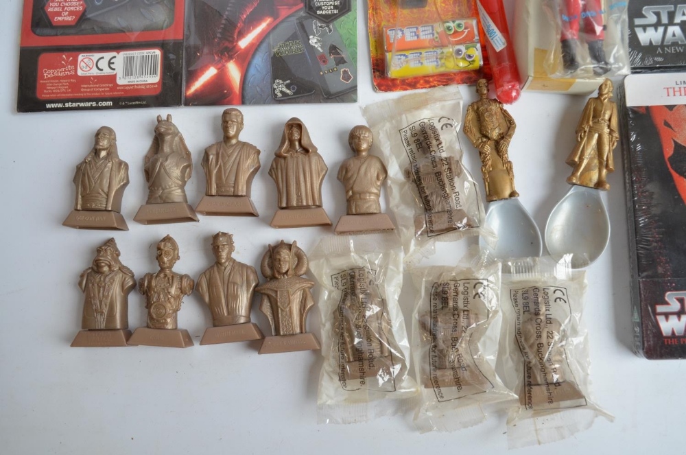 Collection of Star Wars related items and collectibles to include Kellogg's cereal giveaway model - Bild 2 aus 8