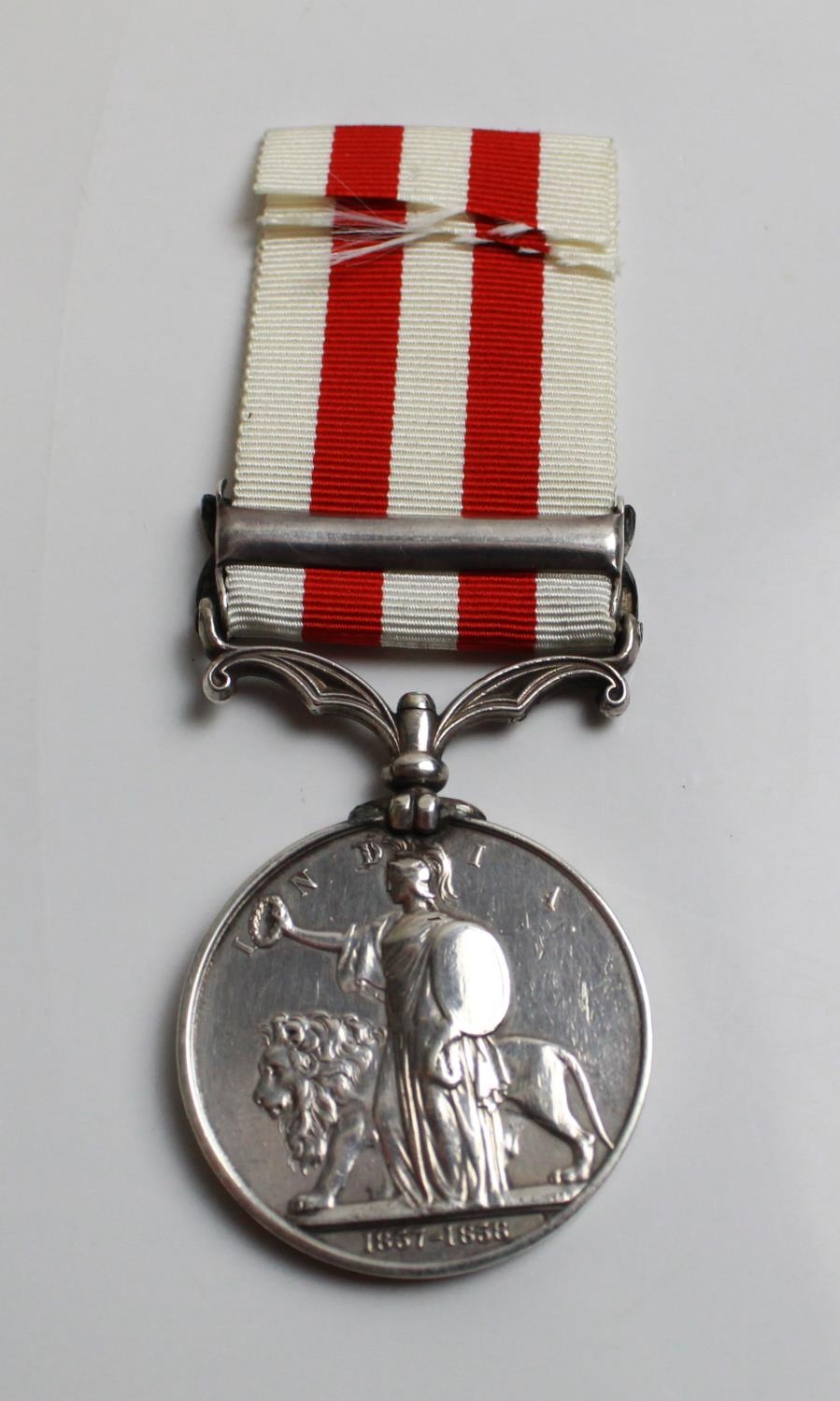 Indian Mutiny Medal with Central India clasp, name polished away. - Bild 2 aus 4