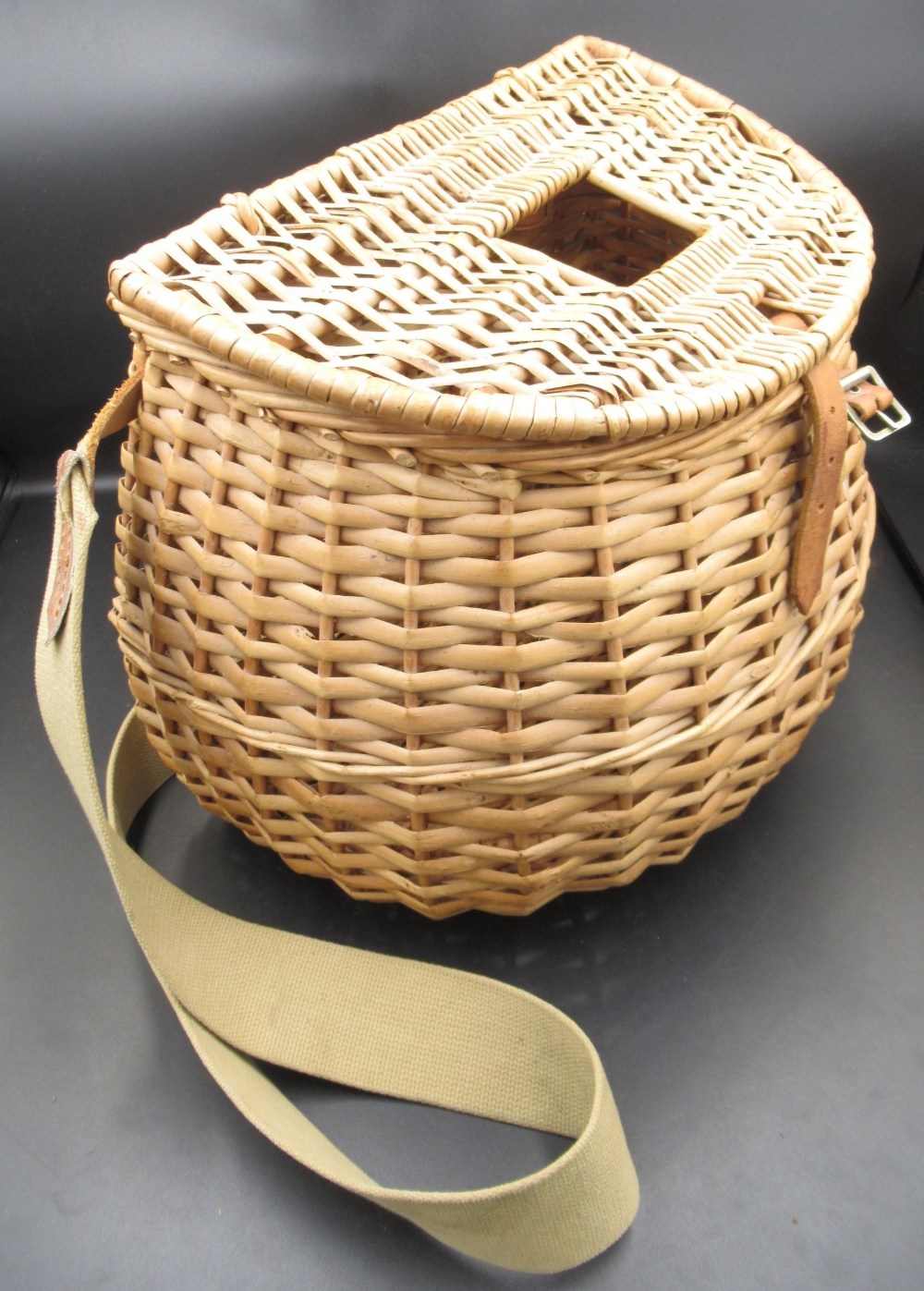 Vintage wicker fly-fishing basket in excellent condition, with leather fasteners and a canvas
