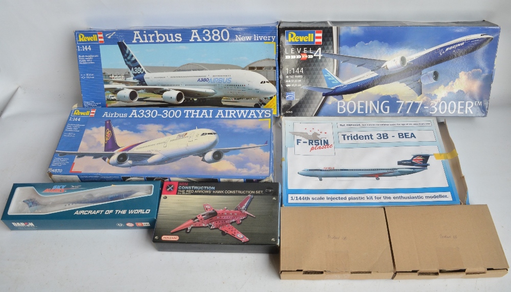 Collection of plastic and resin 1/144 scale model airliners to include an F-RSIN plastic Trident - Bild 2 aus 9