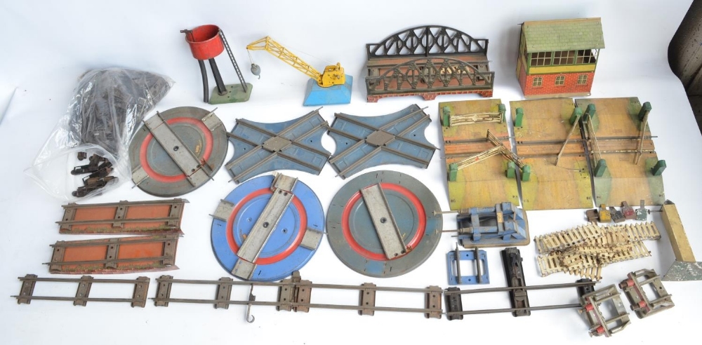 Large collection of vintage Hornby Meccano O gauge tin plate and metal layout accessories - Bild 7 aus 10