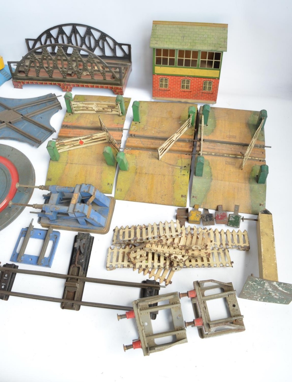 Large collection of vintage Hornby Meccano O gauge tin plate and metal layout accessories - Bild 8 aus 10