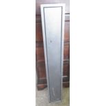 Two-gun metal gun cabinet with double lock and keys. Measuring 135cm x 20cm x 22cm