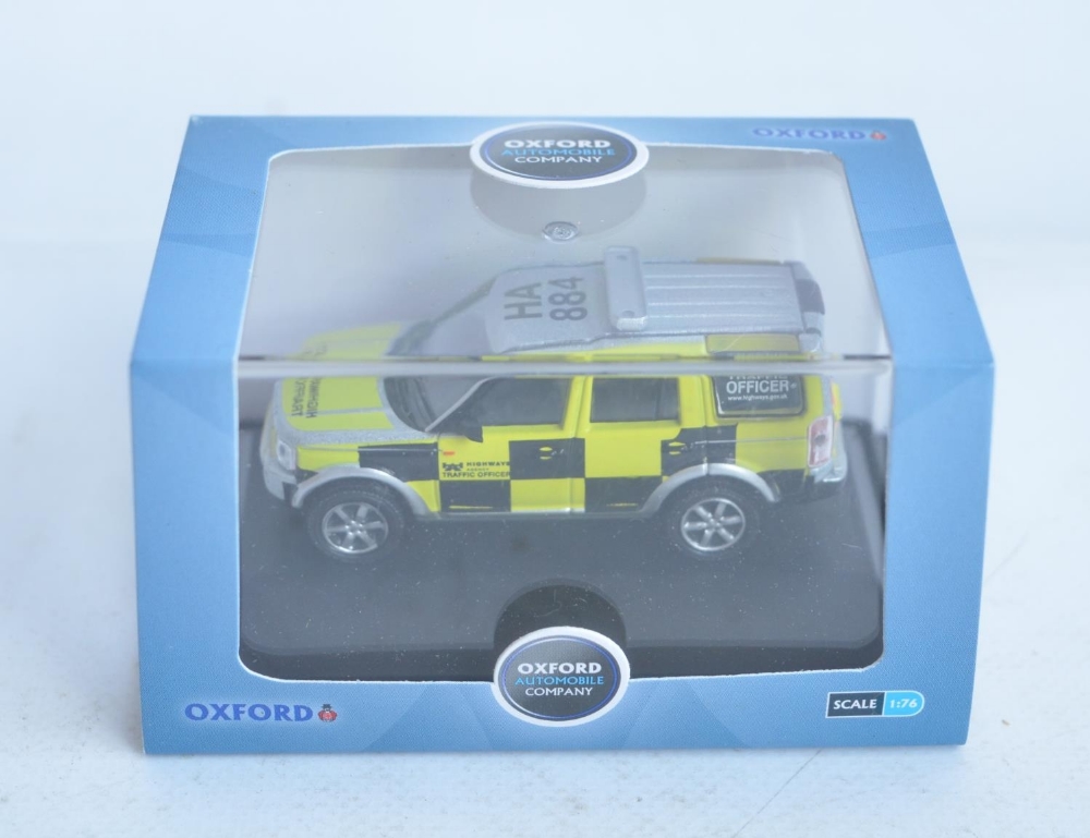 Two boxes containing 20x 1/76 scale (OO gauge) Oxford Diecast Highways Agency Land Rover Discovery - Image 2 of 4