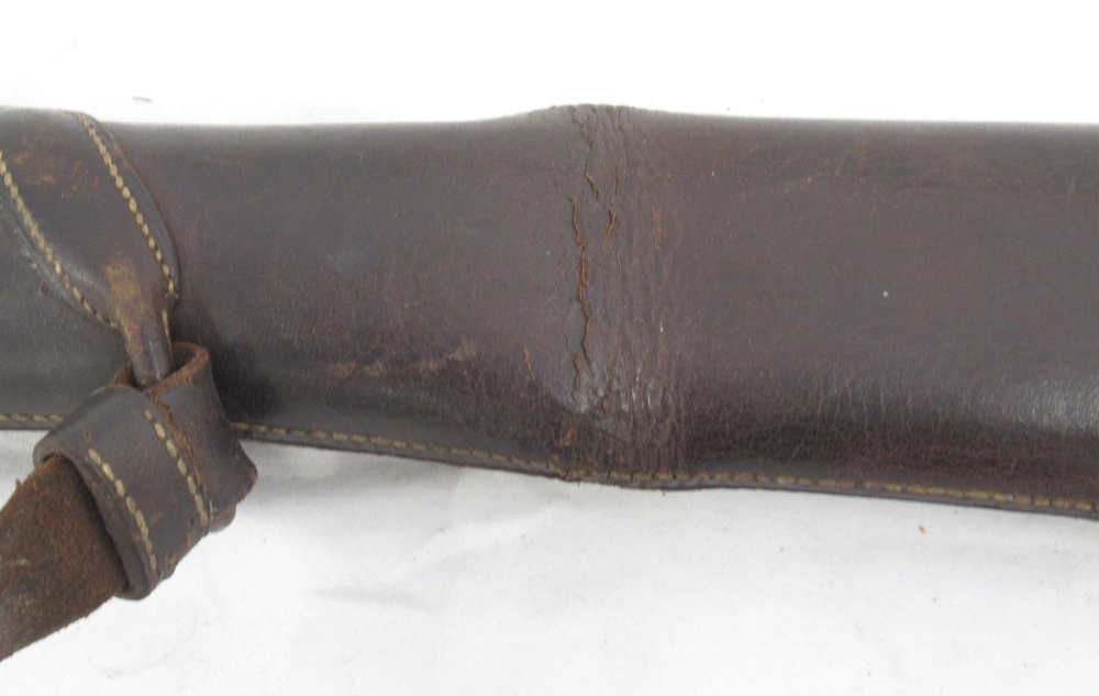 Unbranded leather gun slip with cleaning rod compartment, complete with cleaning rod. Scuffs and - Image 5 of 5