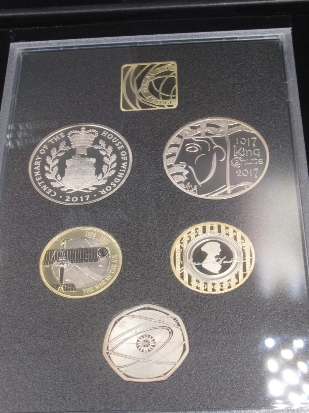 The Royal Mint - The 2017 United Kingdom Proof Coin Set Commemorative Edition five coin set, Limited - Image 3 of 3