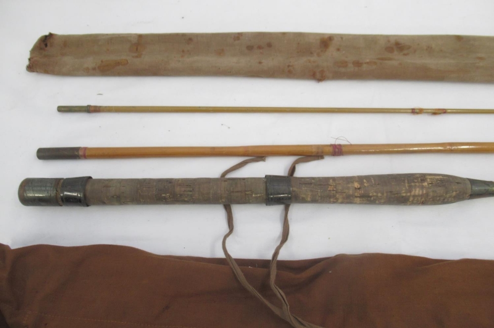 A pair of vintage fishing rods. To include a Milbro 'Caledonian' bamboo rod in three sections, in - Bild 6 aus 7