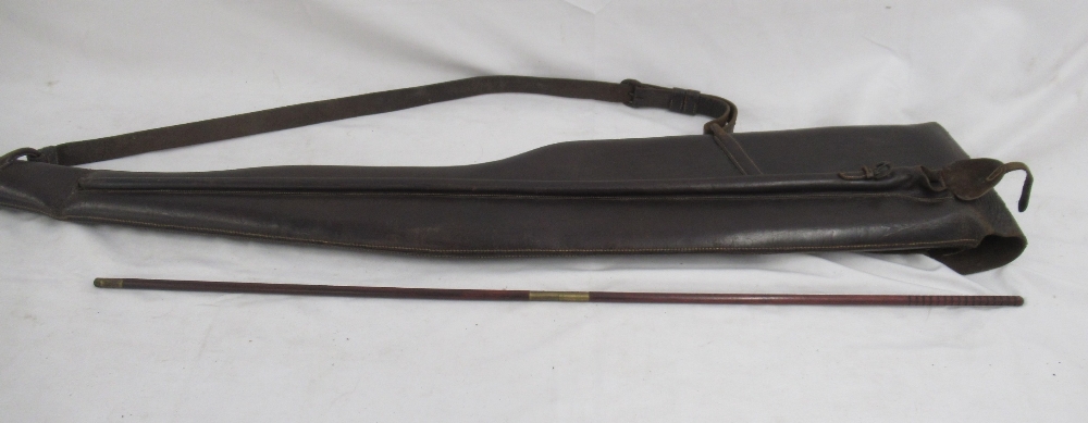 Unbranded leather gun slip with cleaning rod compartment, complete with cleaning rod. Scuffs and - Image 2 of 5