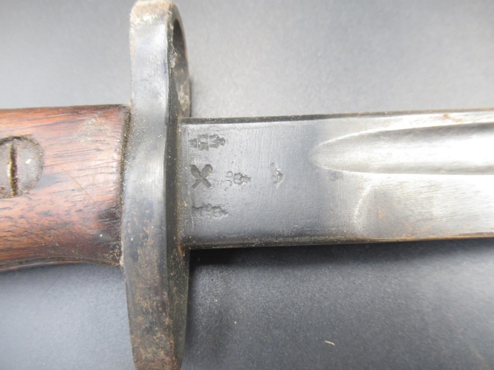 British 1907 pattern bayonet, manufactured by Vickers. Complete with original scabbard and canvas - Bild 2 aus 3