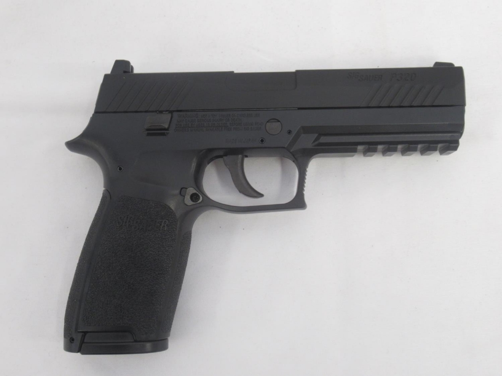Sig Sauer P320 .177 CO2 air pistol with 30 rnd belt fed magazine, in original box - Image 5 of 8