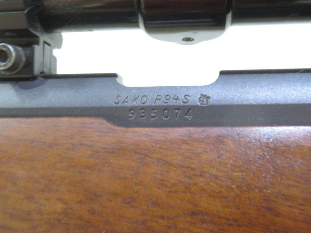 Sako P945 .22 calibre bolt action rifle. With detachable moderator, Nikko scope, and original - Bild 3 aus 3