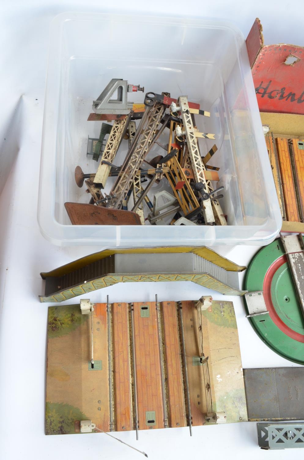 Large collection of vintage Hornby Meccano O gauge tin plate and metal layout accessories - Bild 6 aus 10