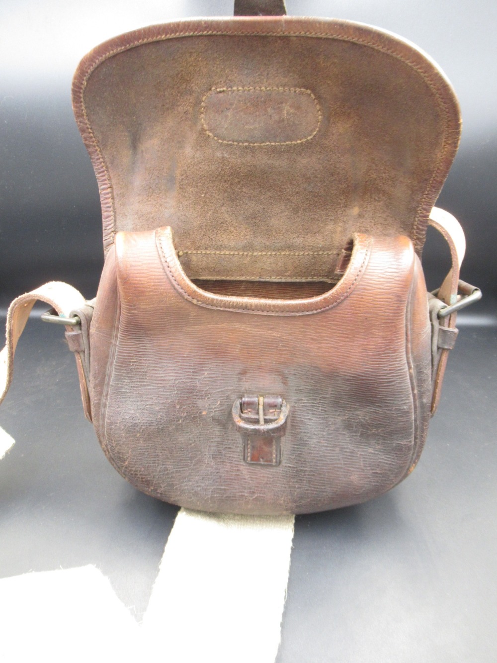 Unbranded vintage leather cartridge bag, in good condition with some age-related wear. With - Image 2 of 4