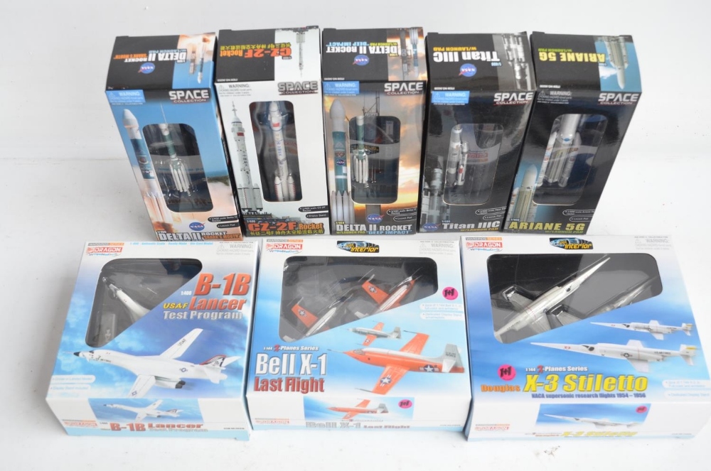 Collection of small scale aviation and space related models from Dragon Wings to include 5x 1/400