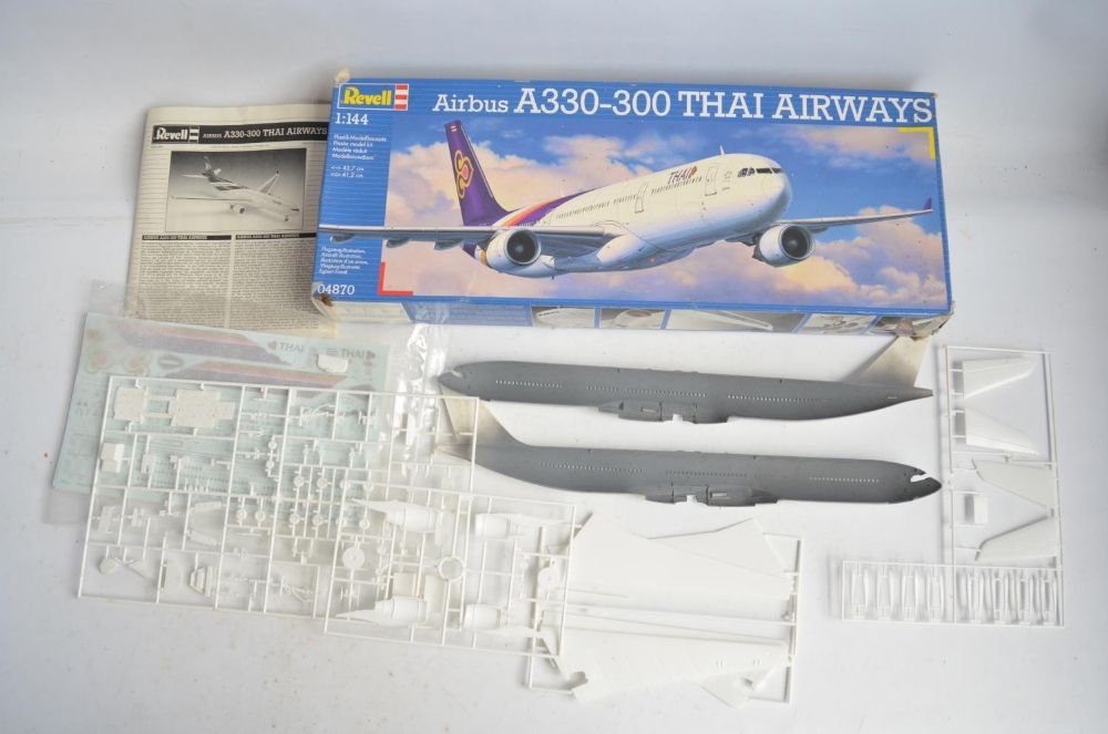 Collection of plastic and resin 1/144 scale model airliners to include an F-RSIN plastic Trident - Bild 7 aus 9