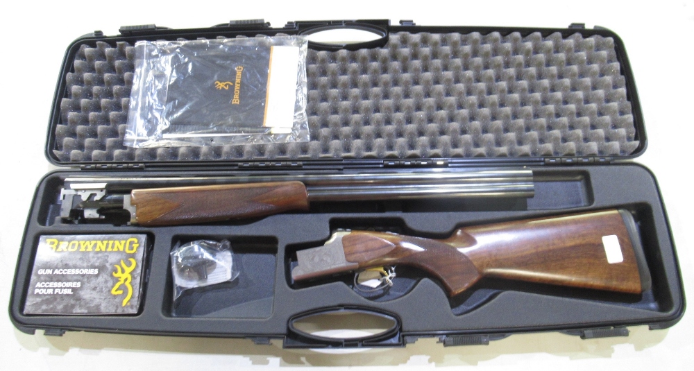 Browning B525. O/u single trigger ejector shotgun. 28ins vented (6) barrels. Multi choke to 2 3/