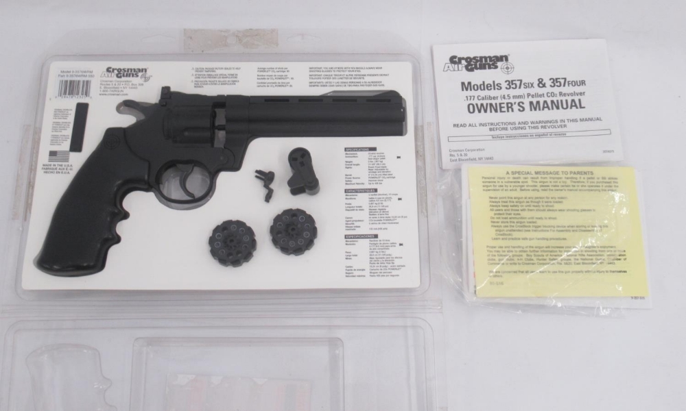 Crossman .177 caliber pellet repeater, 10 shot revolver CO2 pistol in original box - Image 2 of 4