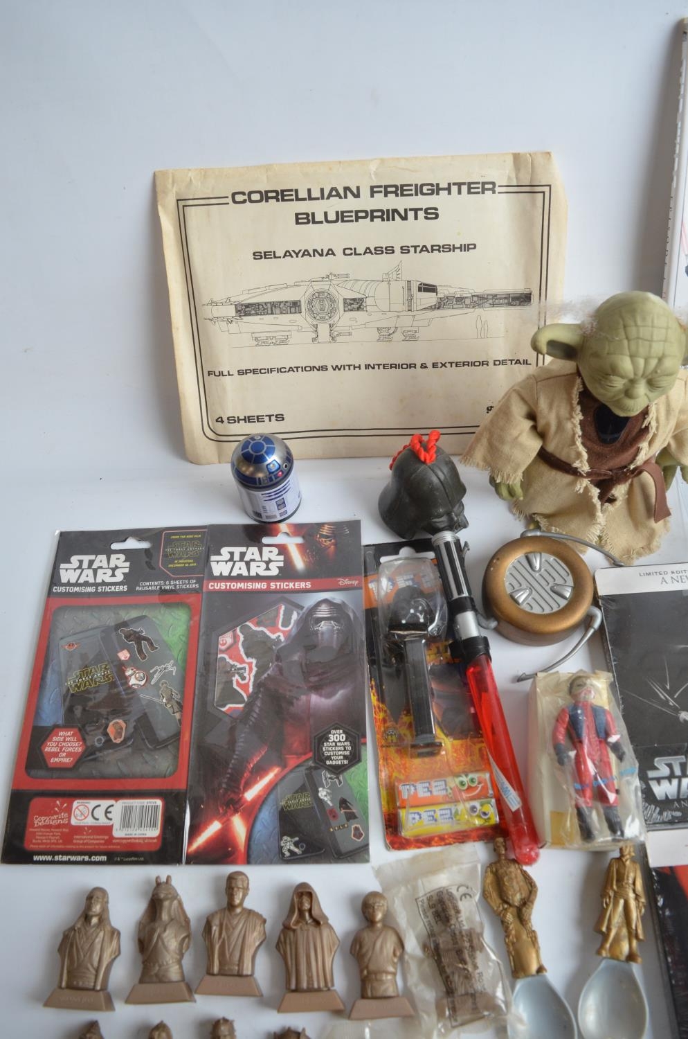 Collection of Star Wars related items and collectibles to include Kellogg's cereal giveaway model - Bild 3 aus 8