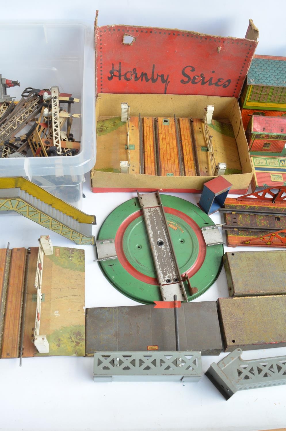 Large collection of vintage Hornby Meccano O gauge tin plate and metal layout accessories - Bild 5 aus 10