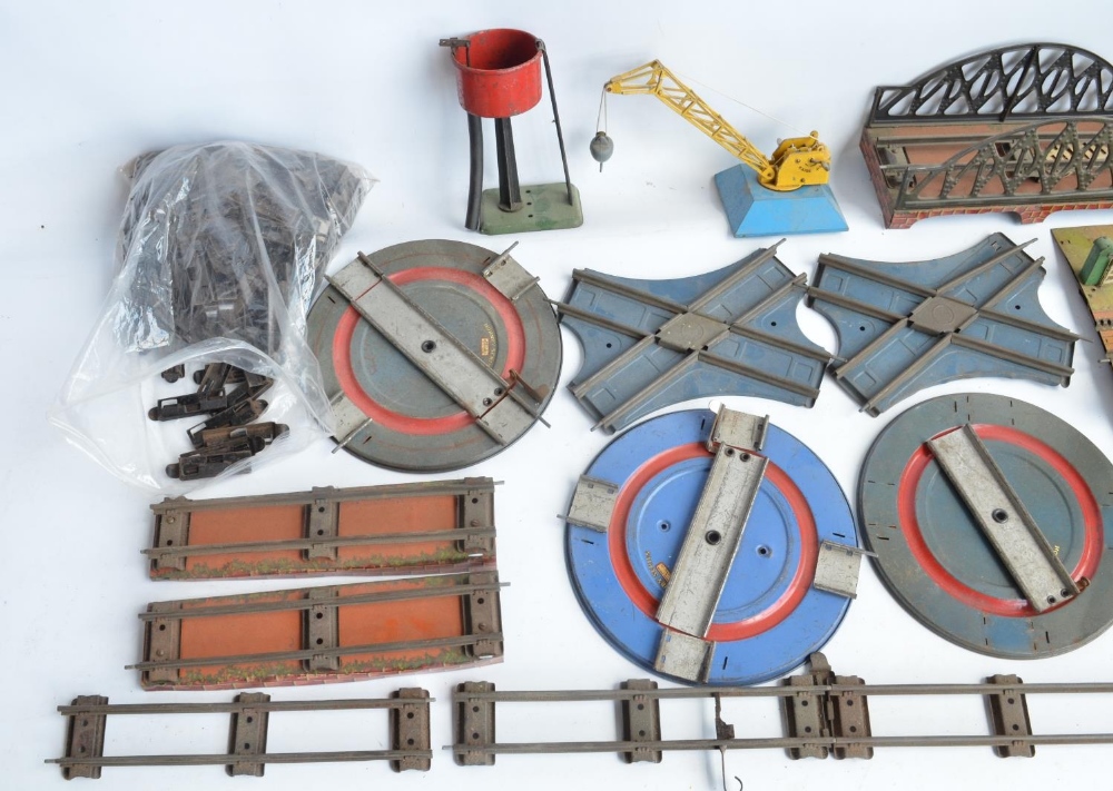 Large collection of vintage Hornby Meccano O gauge tin plate and metal layout accessories - Bild 10 aus 10