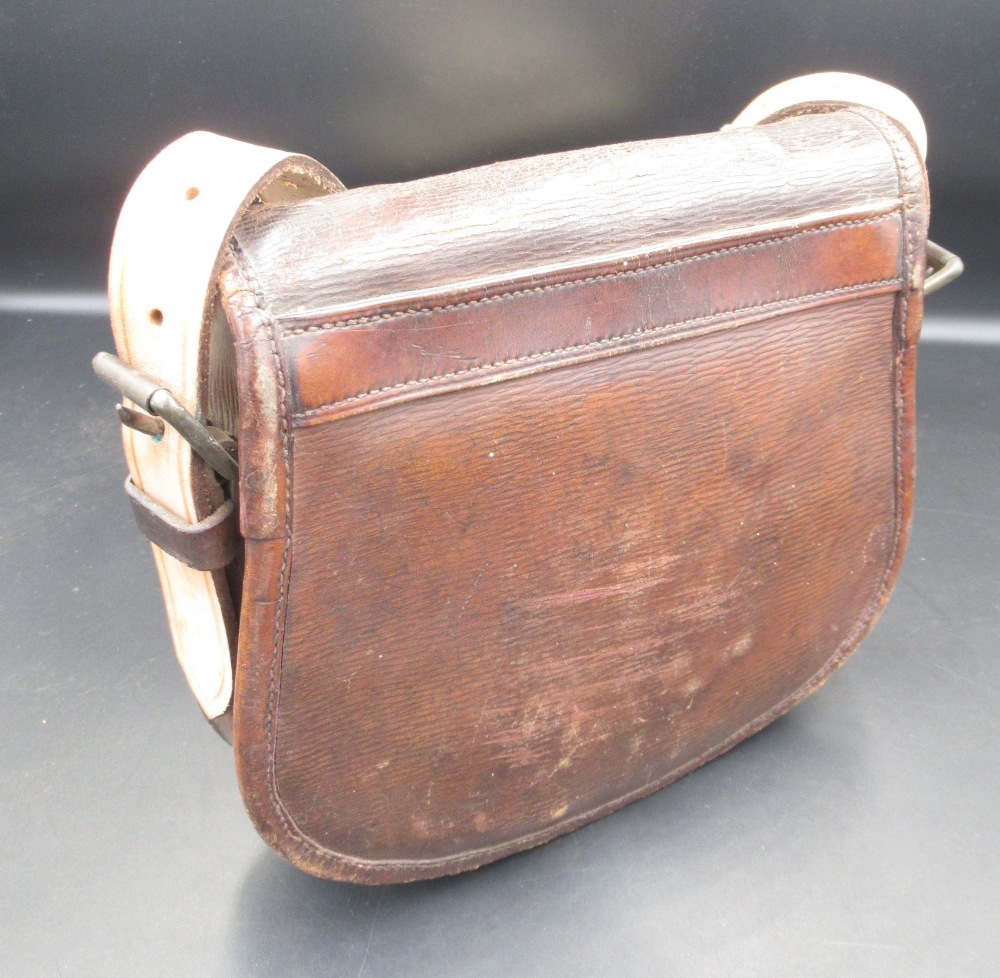 Unbranded vintage leather cartridge bag, in good condition with some age-related wear. With - Bild 4 aus 4