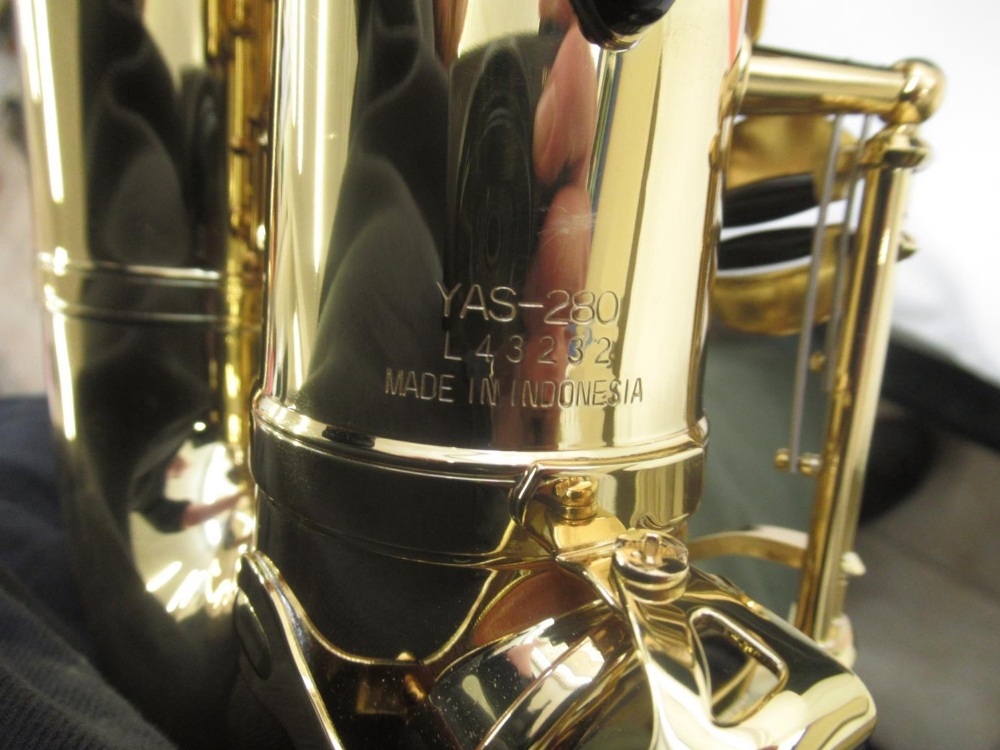 A Yamaha brass alto saxophone YAS-280 serial number L43232, Made in Indonesia, with accessories in - Image 4 of 6