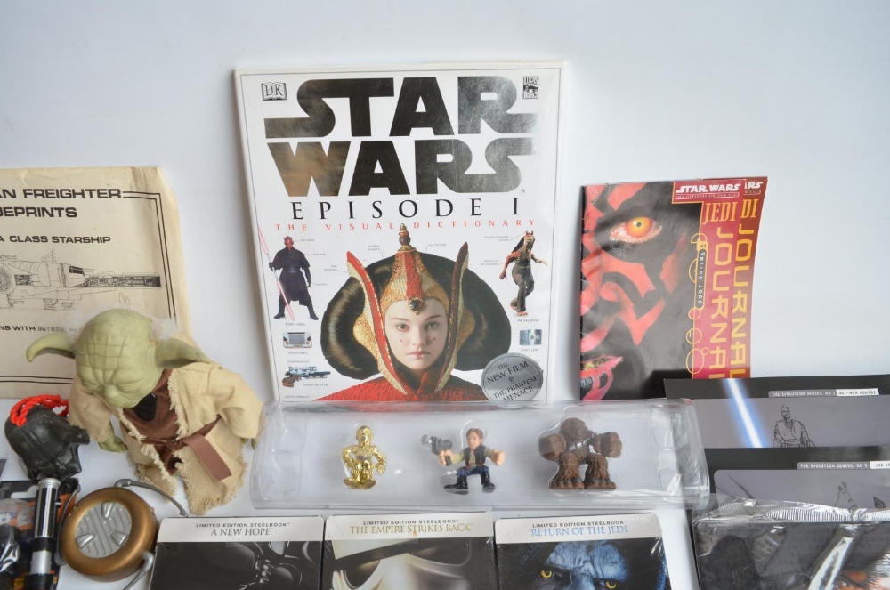 Collection of Star Wars related items and collectibles to include Kellogg's cereal giveaway model - Bild 5 aus 8