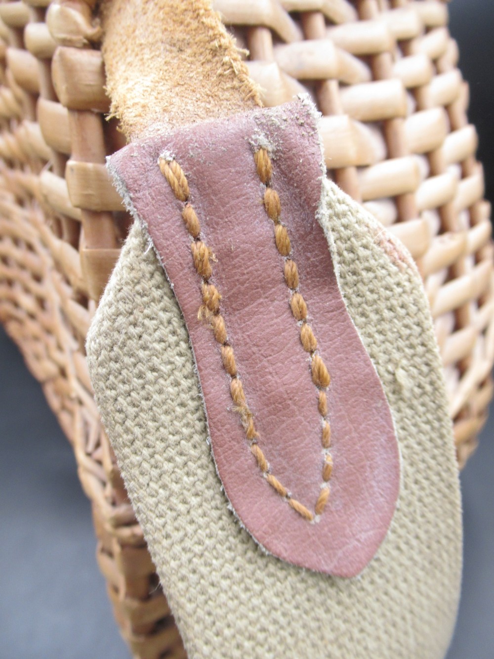 Vintage wicker fly-fishing basket in excellent condition, with leather fasteners and a canvas - Image 4 of 4