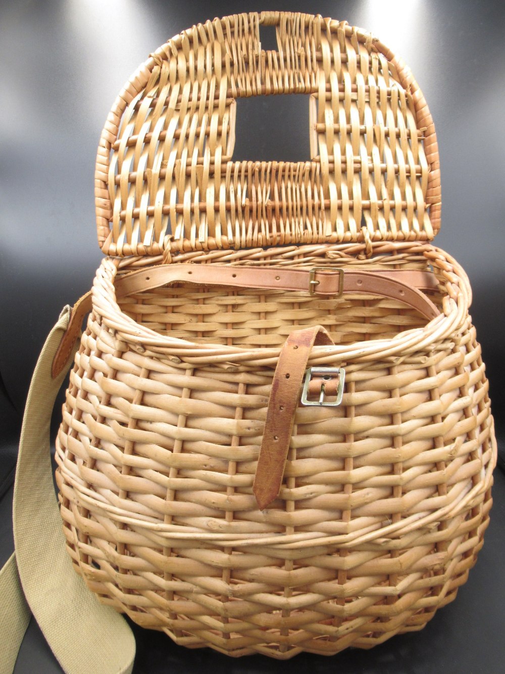 Vintage wicker fly-fishing basket in excellent condition, with leather fasteners and a canvas - Image 3 of 4