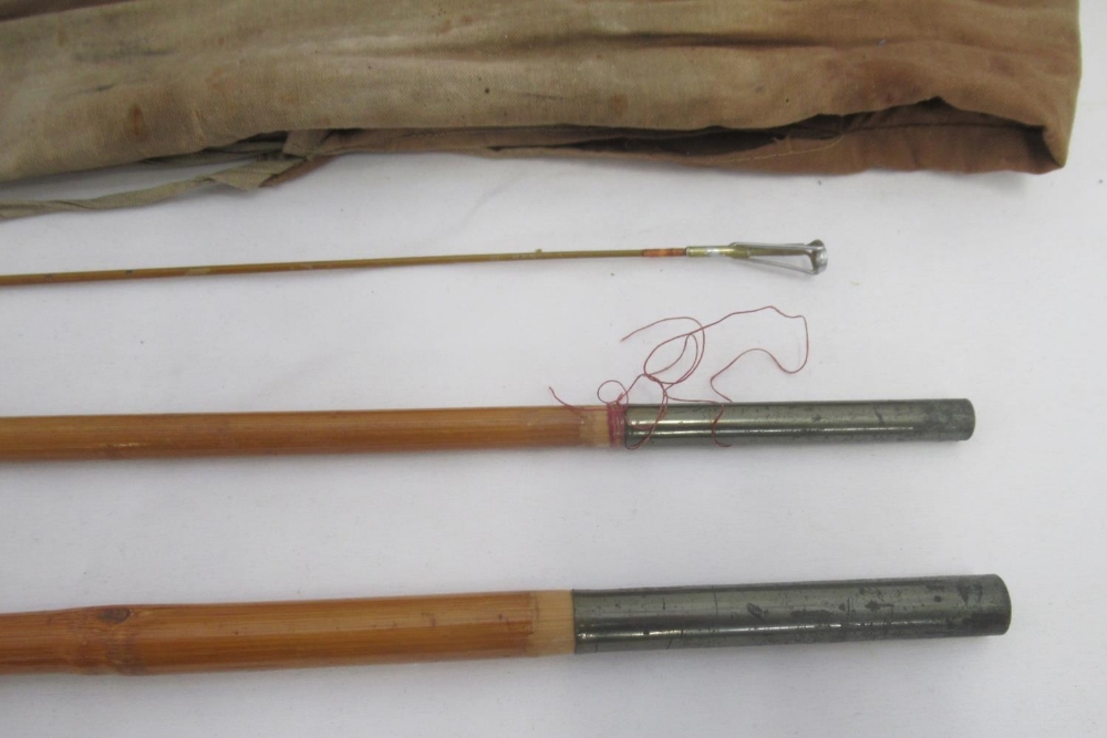 A pair of vintage fishing rods. To include a Milbro 'Caledonian' bamboo rod in three sections, in - Bild 7 aus 7