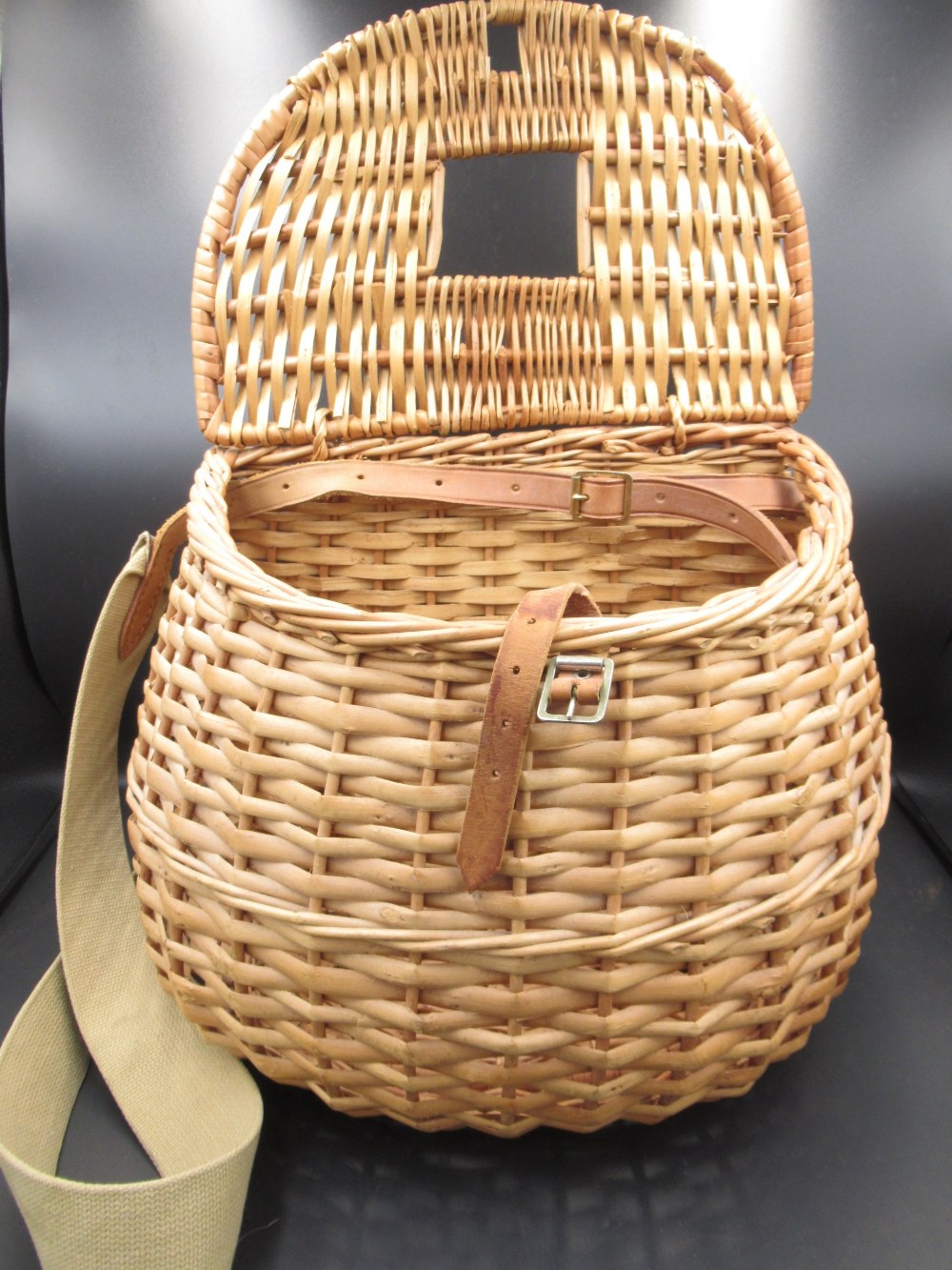 Vintage wicker fly-fishing basket in excellent condition, with leather fasteners and a canvas - Image 2 of 4