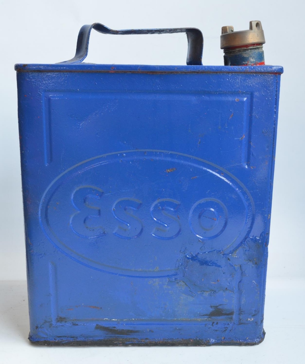 Three vintage oil cans to include blue painted Esso and a Shell-Mex example (all with caps), 2 - Image 2 of 7