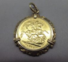 Victoria 1885 sovereign in 9ct yellow gold mount, stamped 375, 12.0g