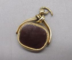 18ct yellow gold revolving fob set with bloodstone and carnelian, stamped 18, 9.4g